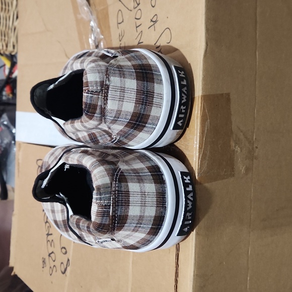 AIRWALK CANVAS SLIP ONS - Picture 2 of 6